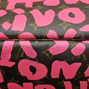 Base edge showing rubbing on the graffiti print