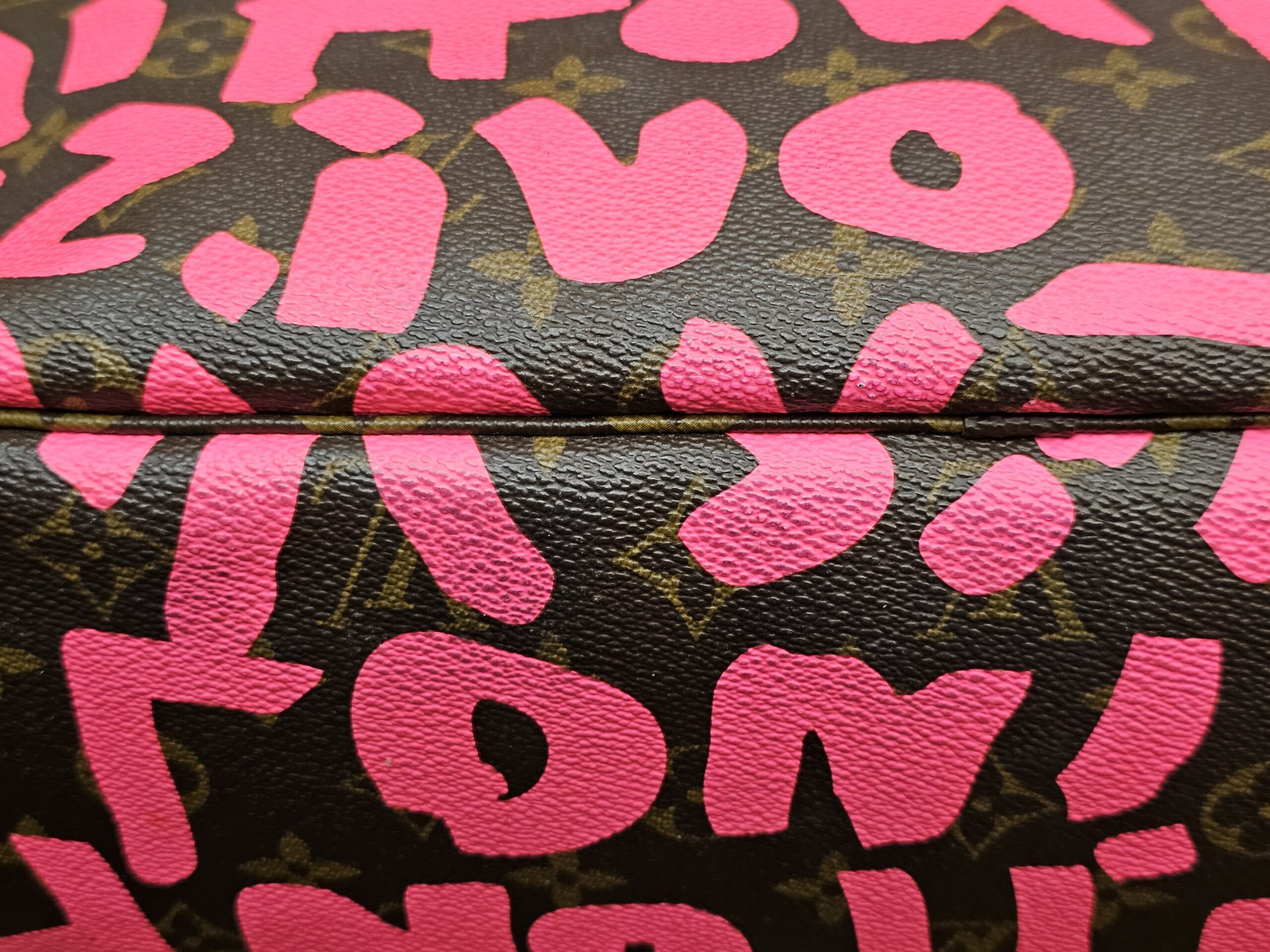 Base edge showing rubbing on the graffiti print