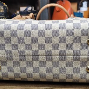Base of the tote with braided trim and feet
