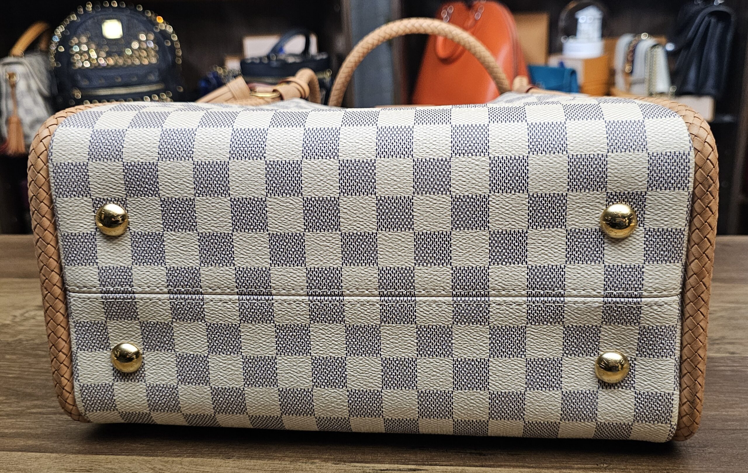 Base of the tote with braided trim and feet
