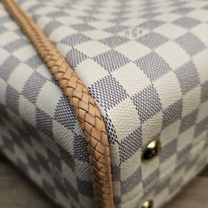 Close up of a base corner showing small creases