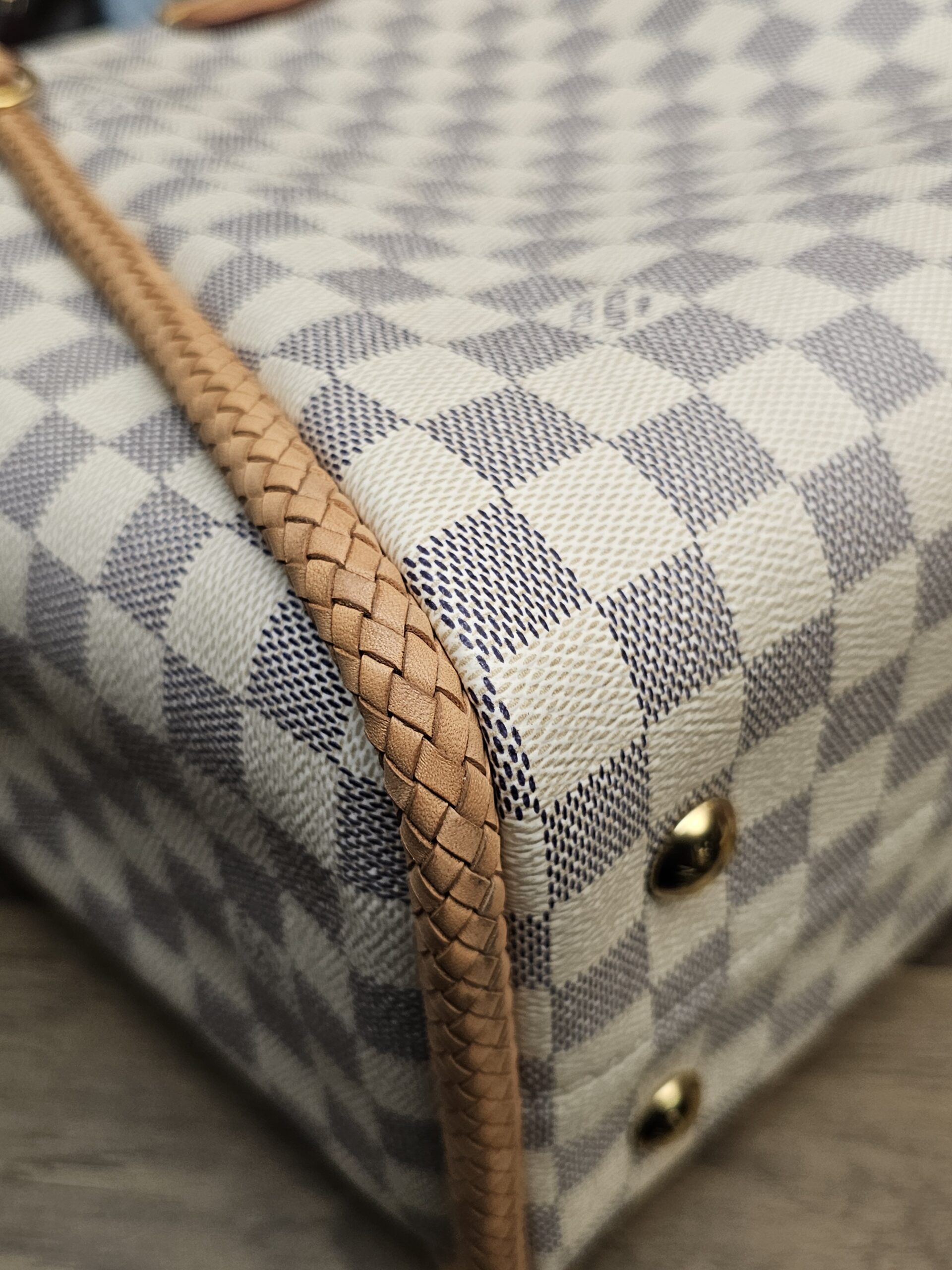 Close up of a base corner showing small creases