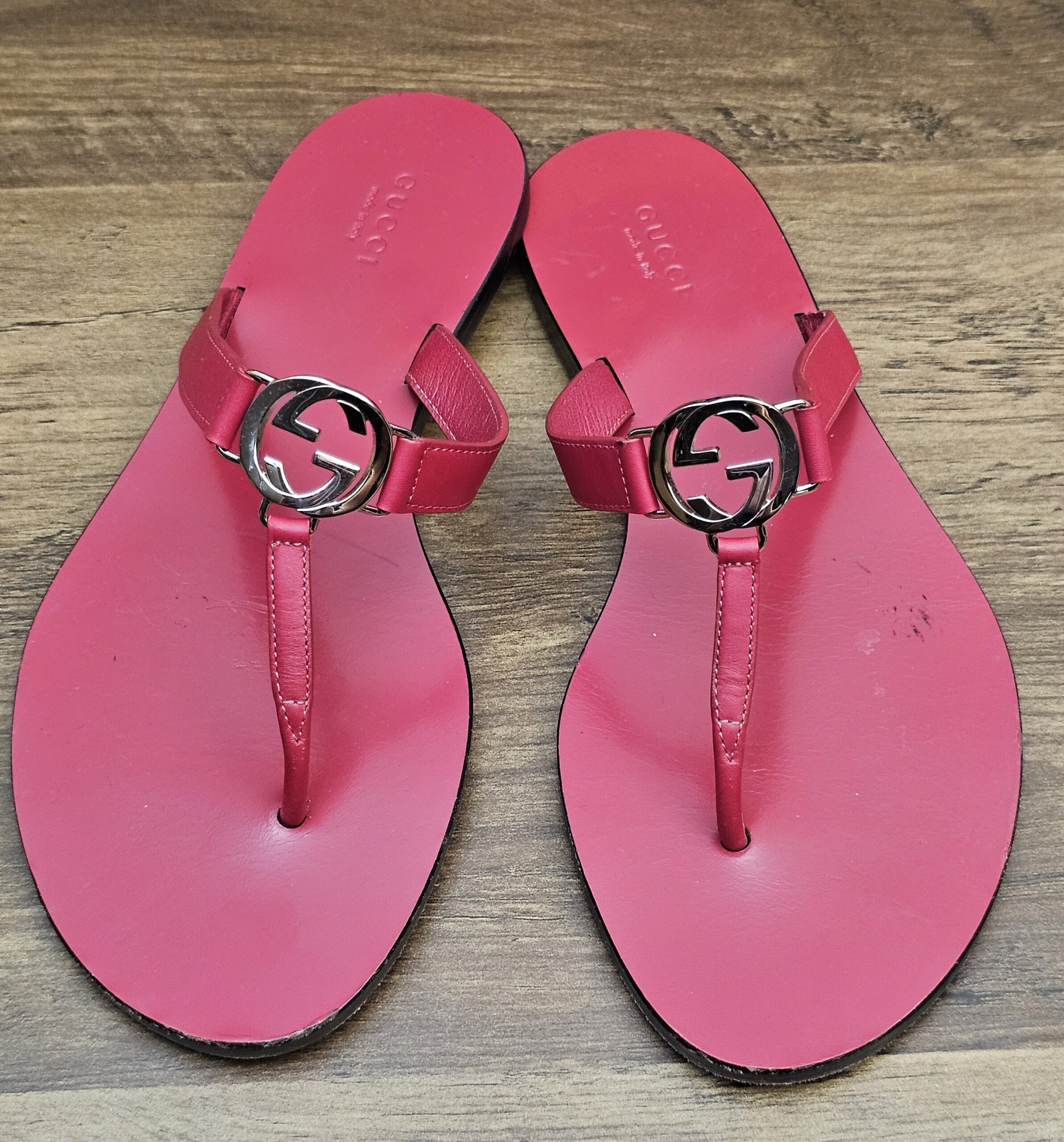Gucci Thong Sandals Berry Size 38 - overhead view of the pair on a wooden table
