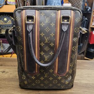 Front view with the rolled handles