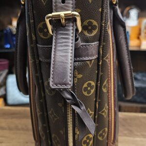Side profile with the strap buckle
