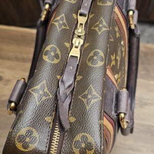 Top view along the double zip