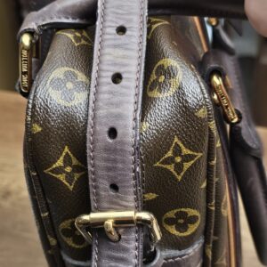 Shoulder strap and buckle at the side