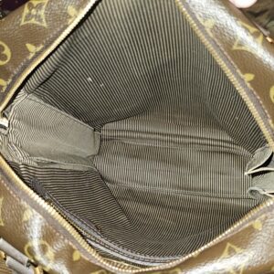 Open interior with striped textile lining