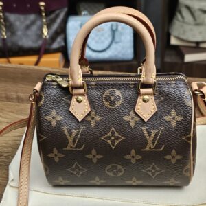 Three-quarter view with the shoulder strap