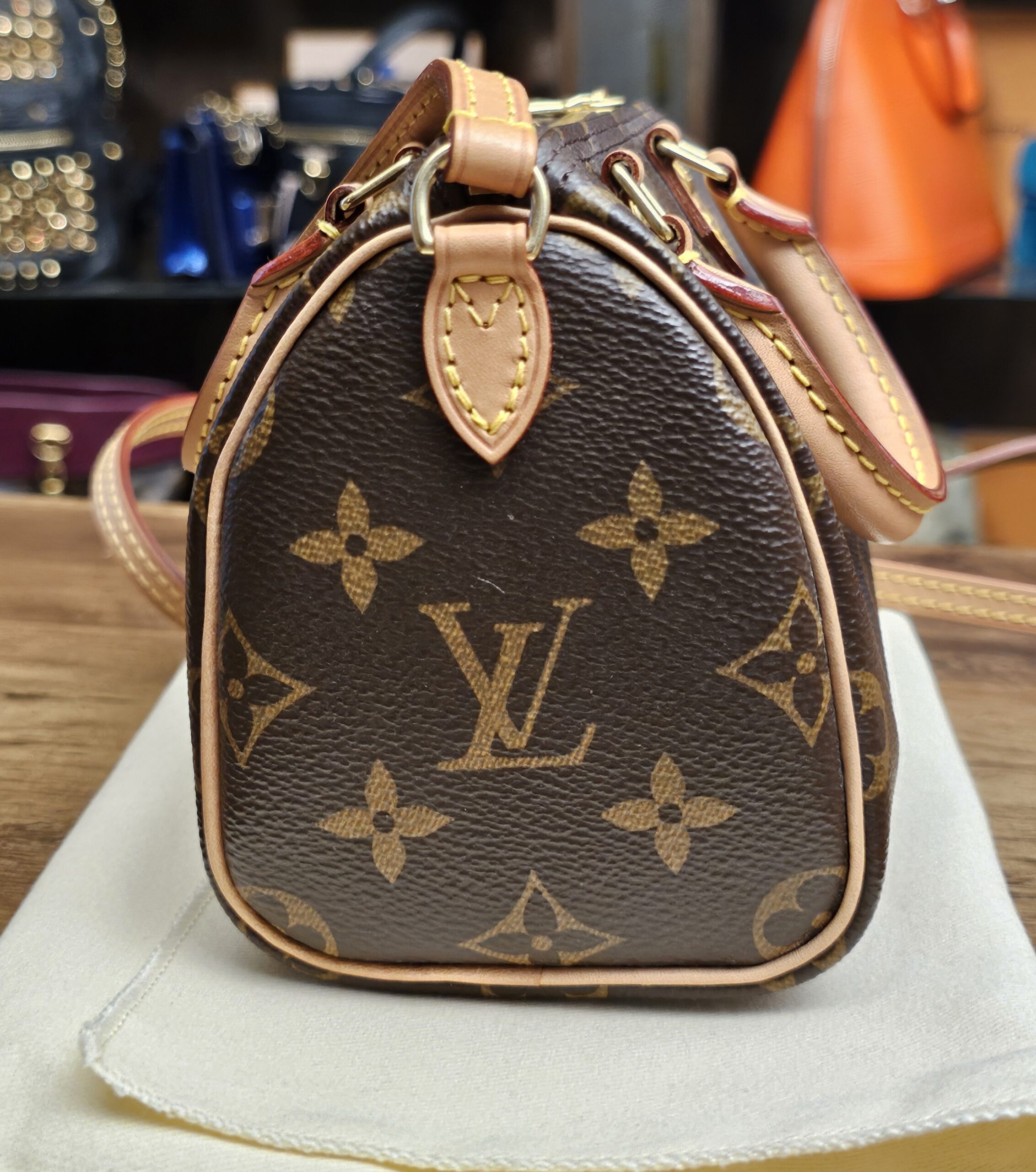 End panel with the vachetta handle tab