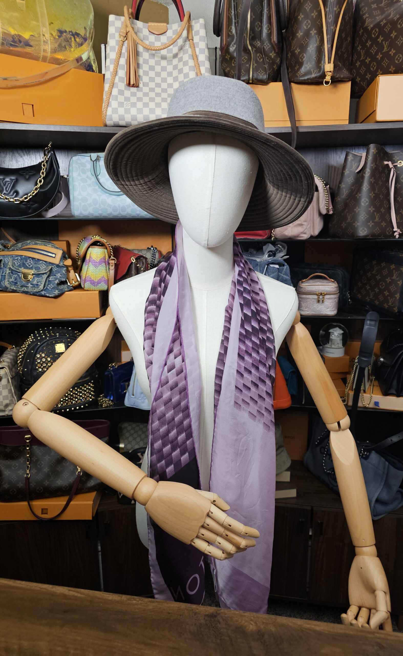 Louis Vuitton Étole Échiquier Silk Stole purple - Image 4
