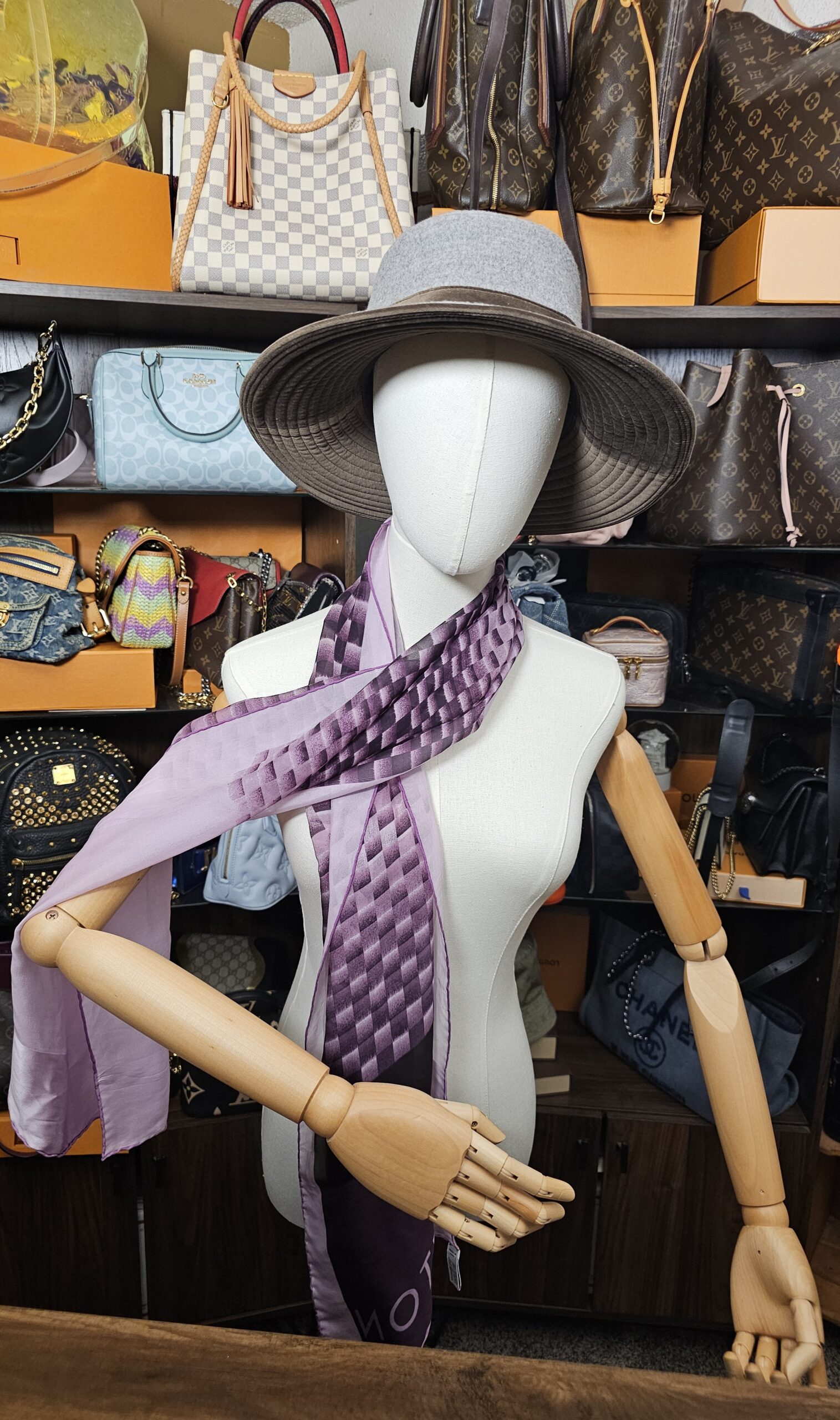 Louis Vuitton Étole Échiquier Silk Stole purple - Image 5