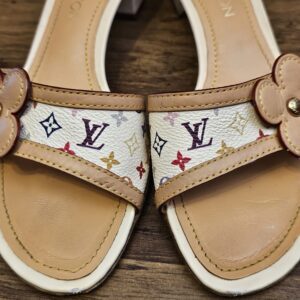 Close up of the Multicolor straps and flower appliques with gold-tone centers