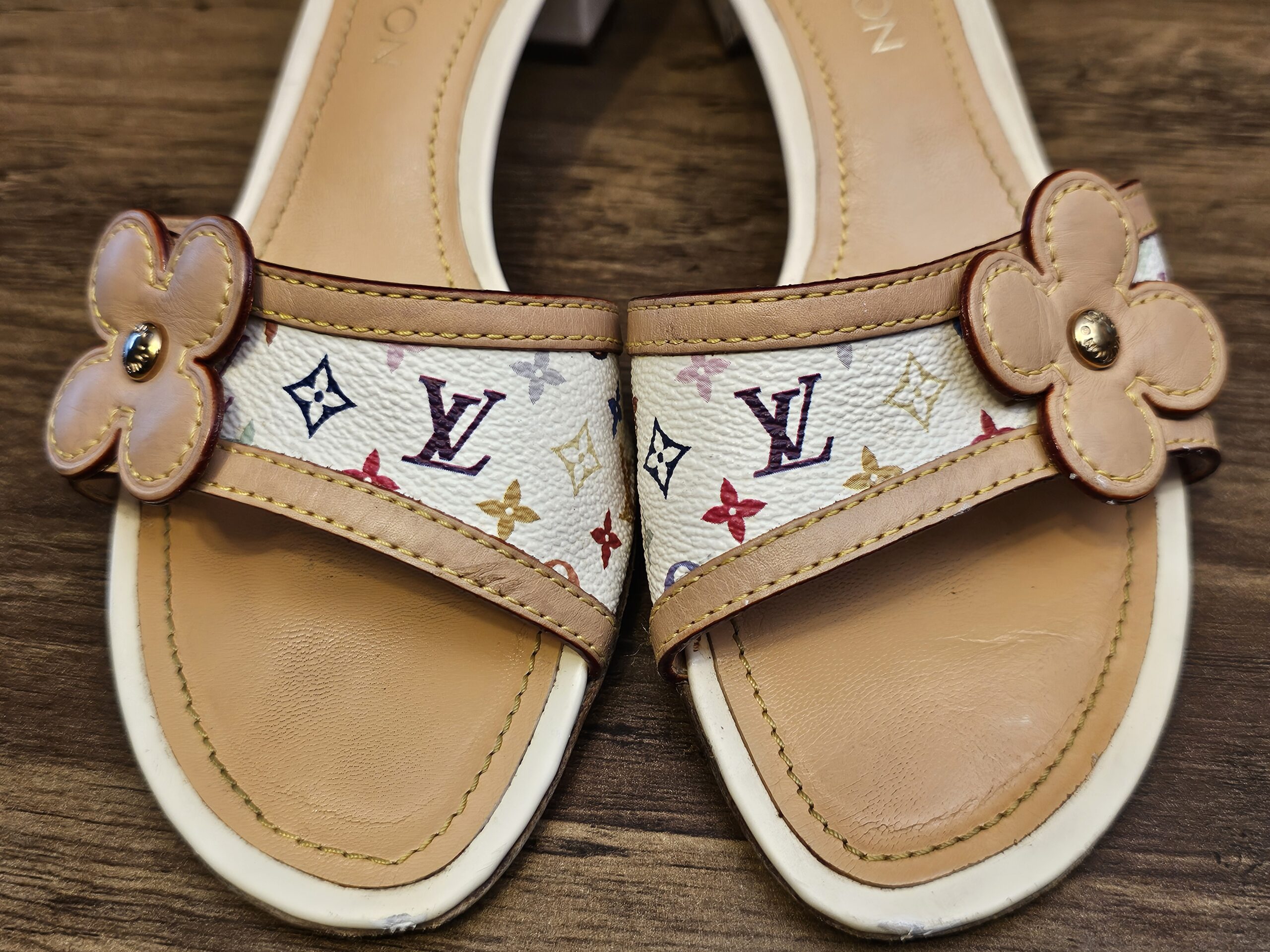 Close up of the Multicolor straps and flower appliques with gold-tone centers