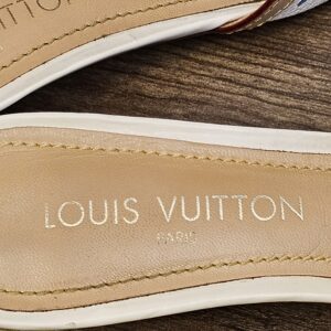 Close up of the LOUIS VUITTON PARIS insole stamp