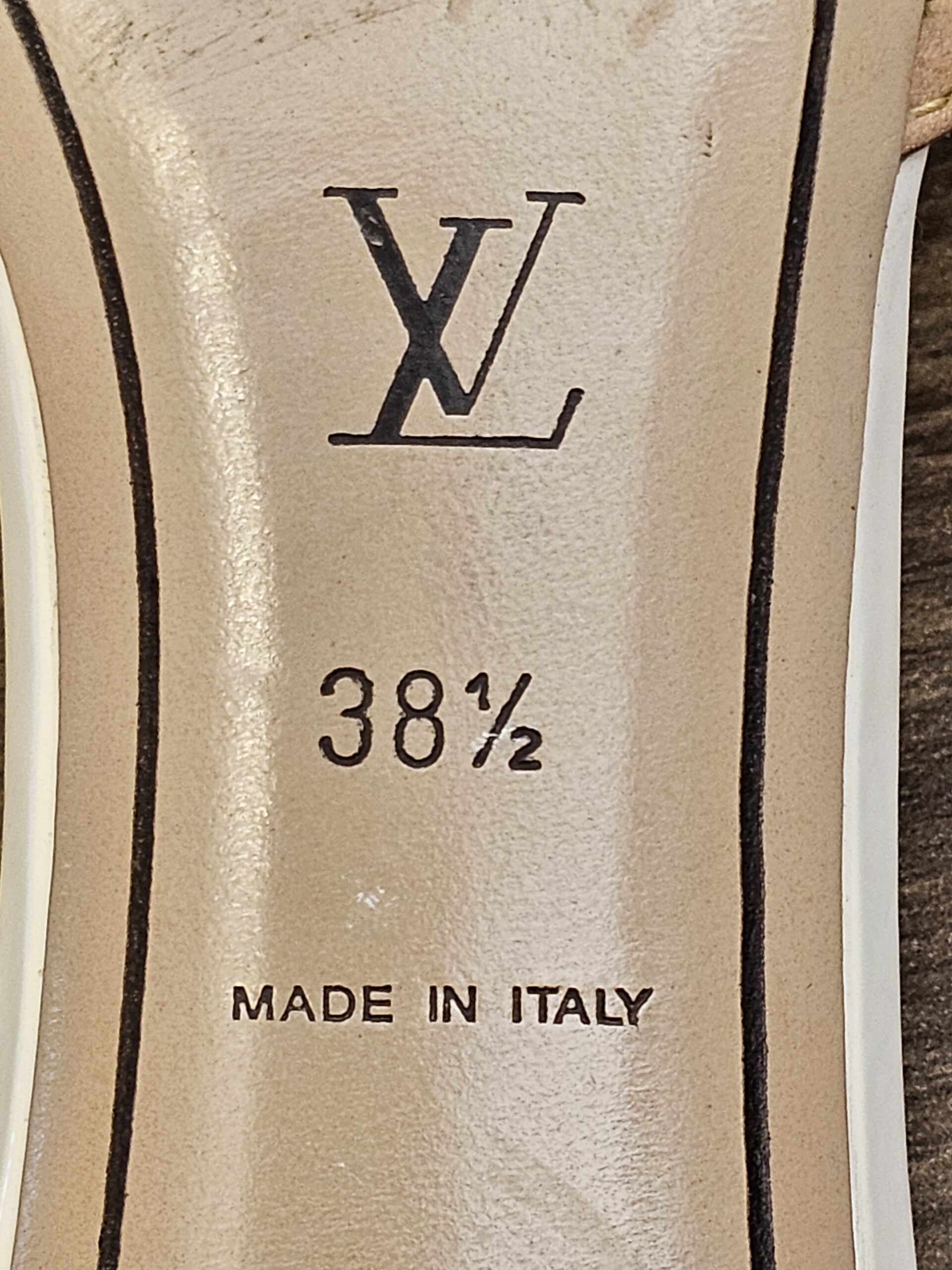 Leather sole stamped with the LV logo, size 38.5 and Made in Italy