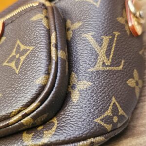 Close up of the canvas beside the front pocket