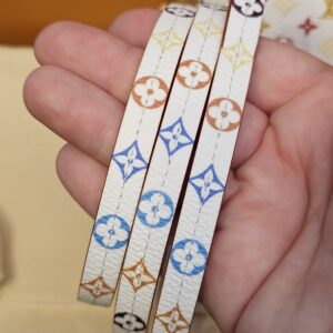Removable Multicolor strap held in hand
