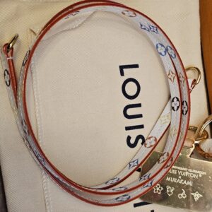 Full length of the Multicolor strap on the dust bag