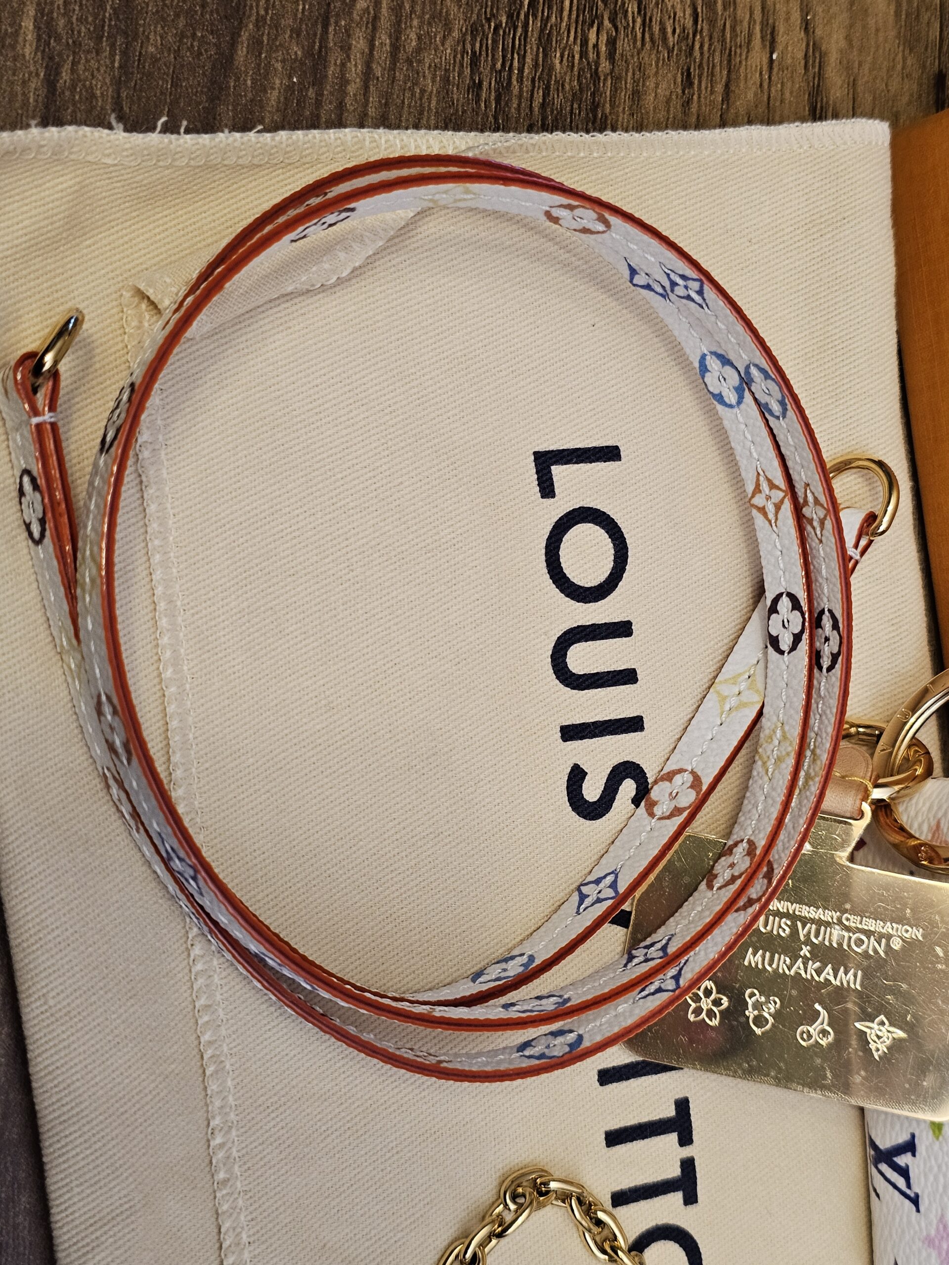 Full length of the Multicolor strap on the dust bag