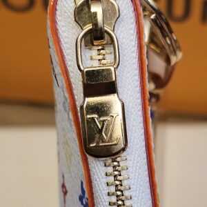 Side view of the gold-tone zip and LV pull