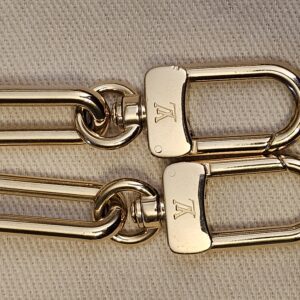 Chain clasps engraved with the LV logo