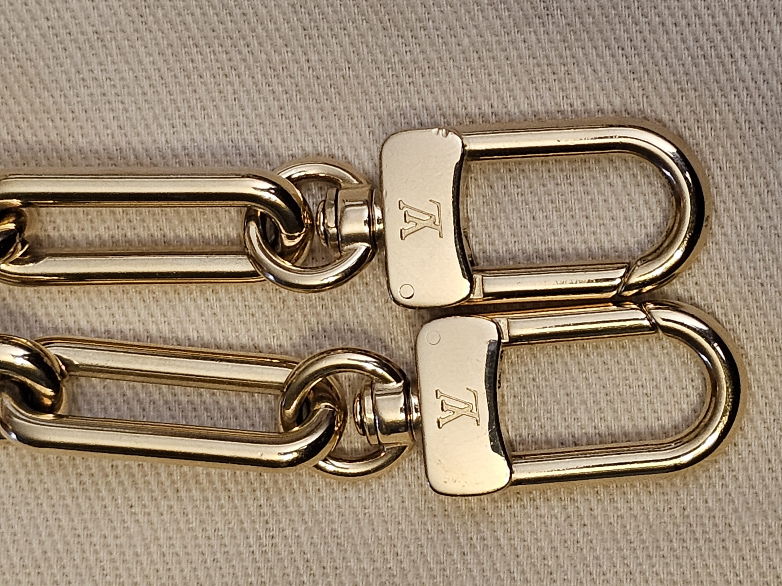 Chain clasps engraved with the LV logo