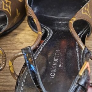 Inside view of the black footbed stamped LOUIS VUITTON PARIS