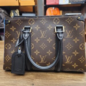 Back of the bag with the luggage tag at one handle