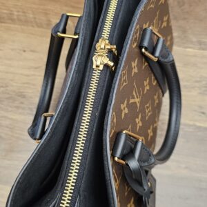 Top view showing the zipped central compartment