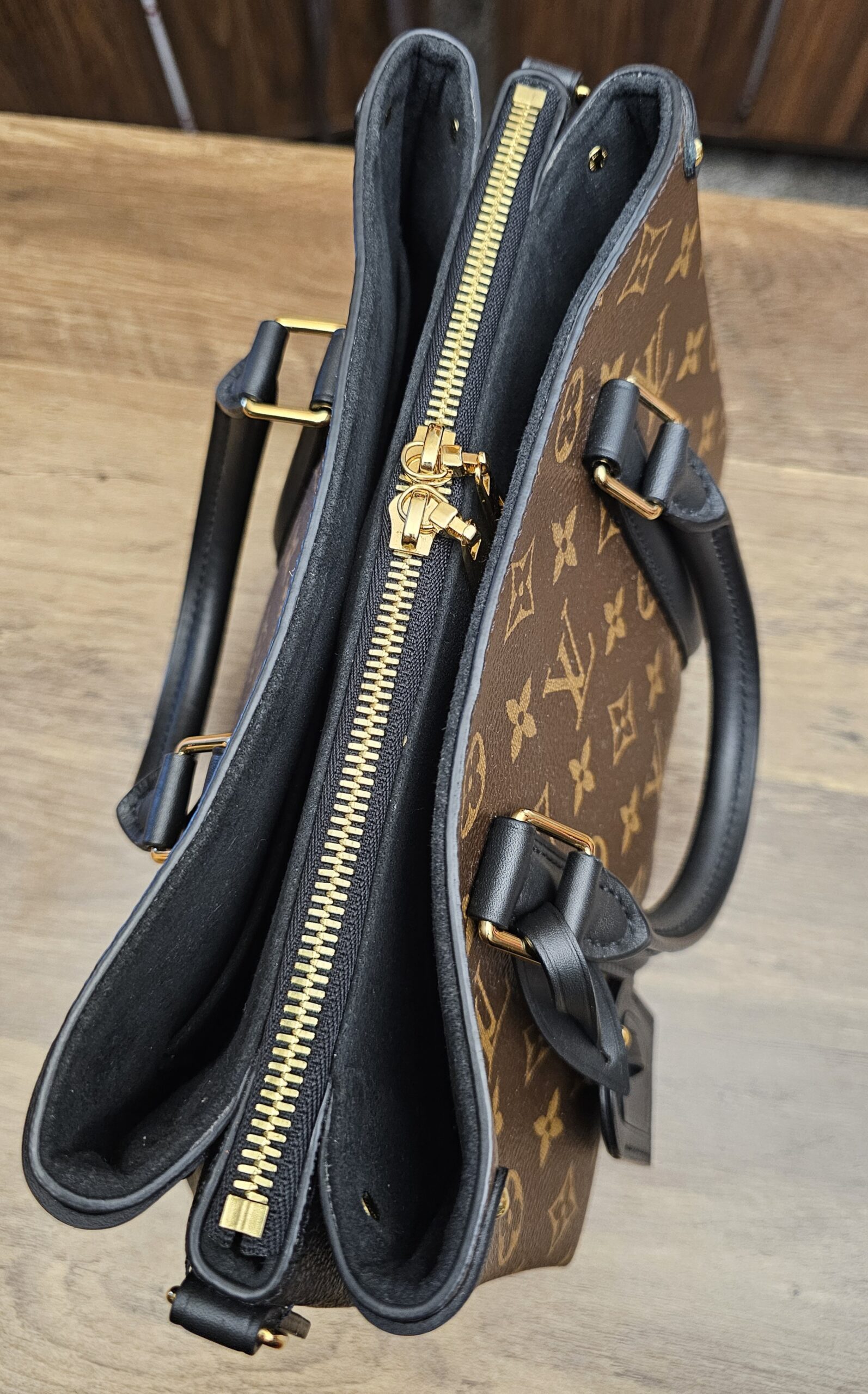 Top view showing the zipped central compartment