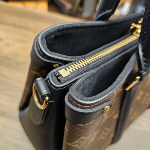 Angled view of the top with the side compartments open