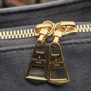 Gold-tone zip pulls engraved LOUIS VUITTON PARIS