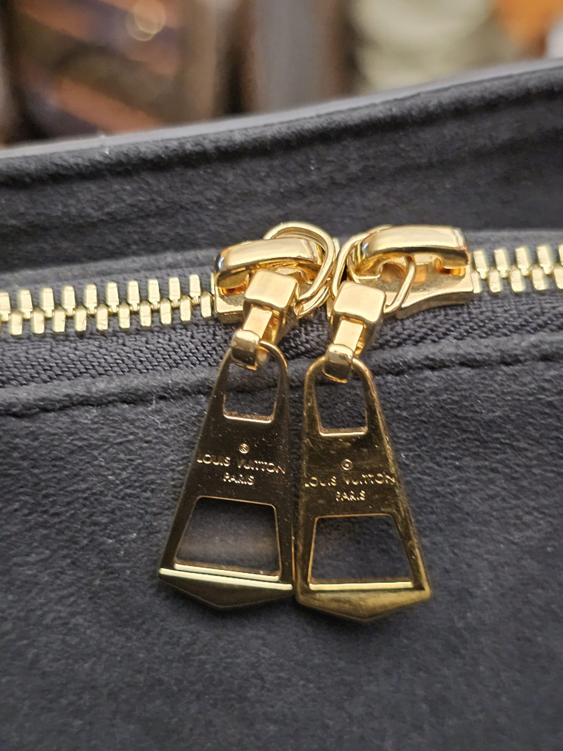 Gold-tone zip pulls engraved LOUIS VUITTON PARIS