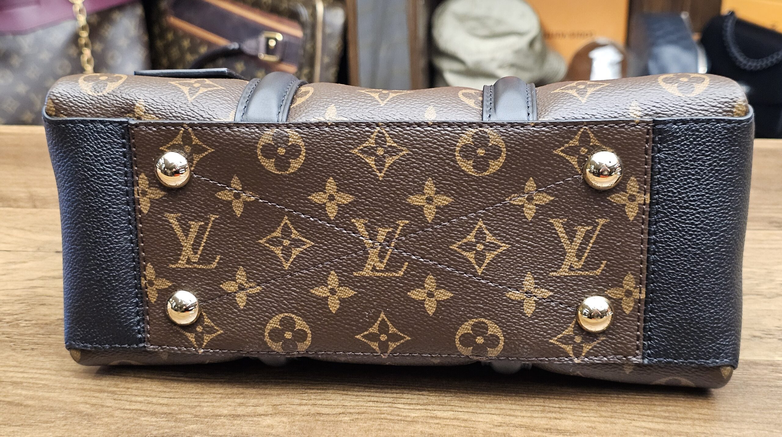 Base of the bag with protective metal feet