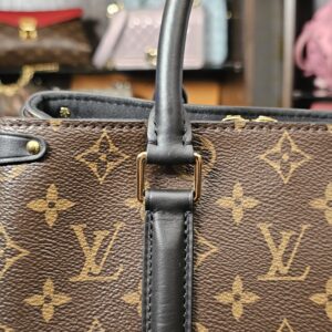 Close up of a rolled handle and its leather tab