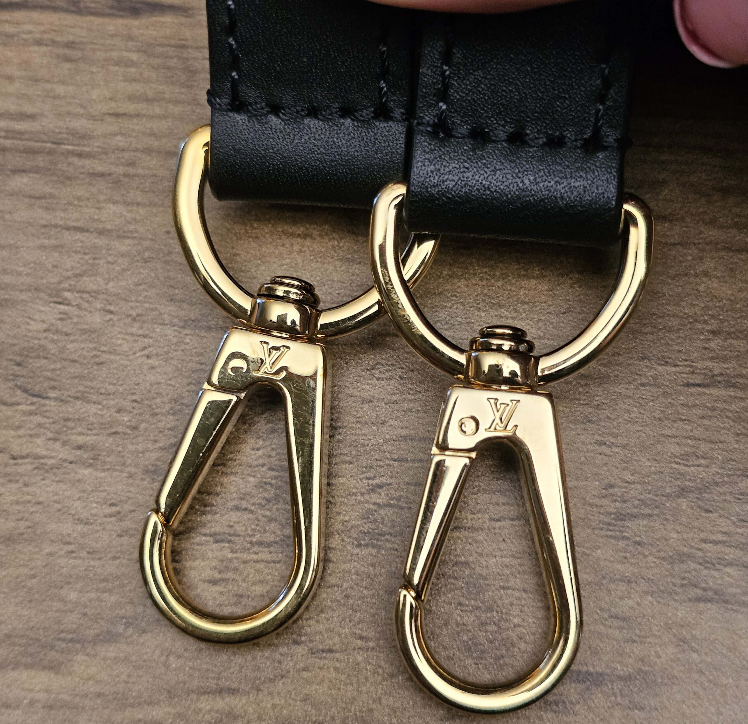 Strap clasps engraved with the LV logo