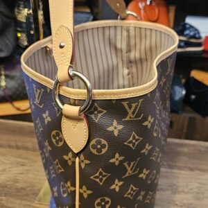 Other side with the vachetta tab and gold-tone ring