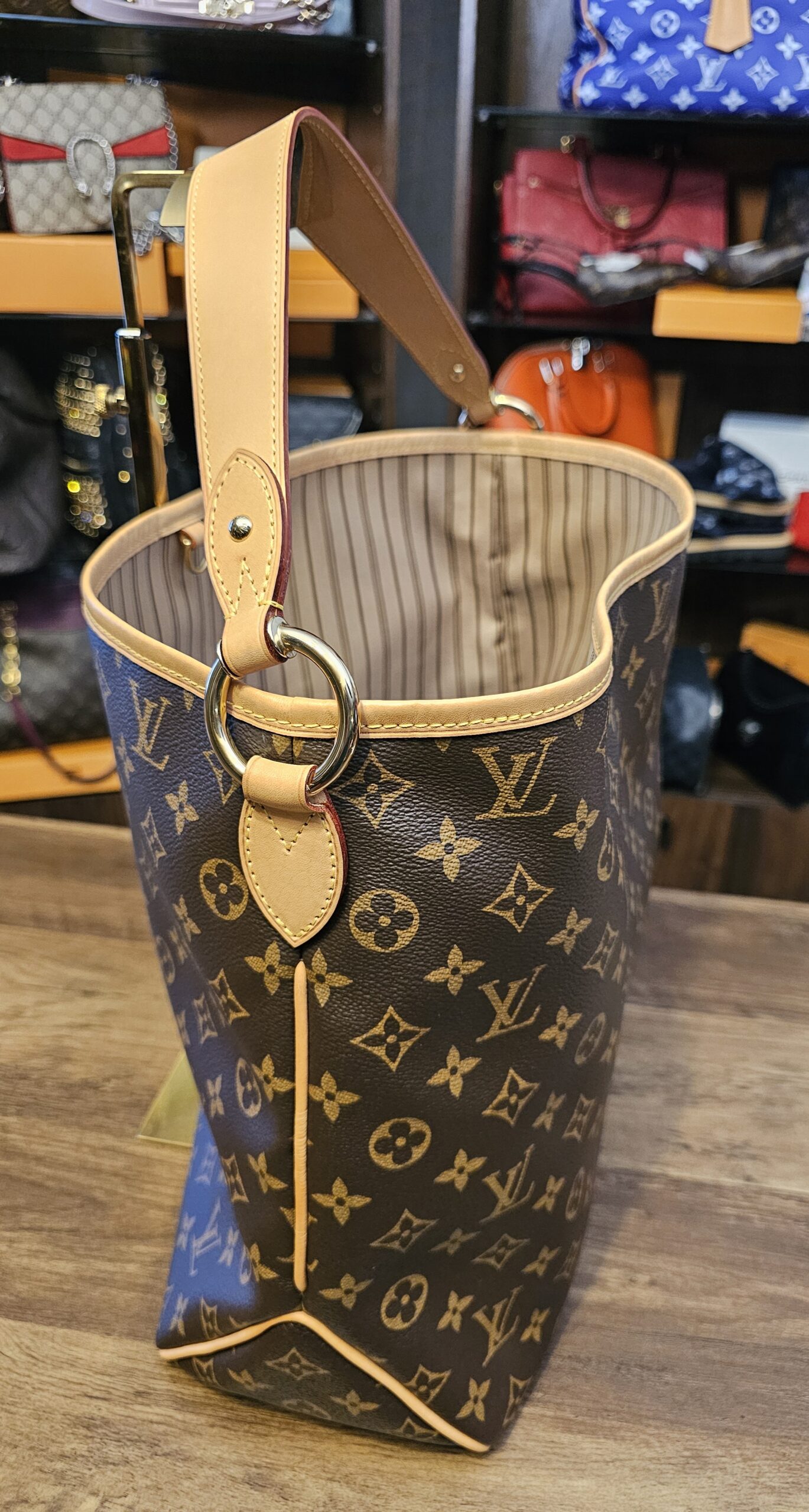 Other side with the vachetta tab and gold-tone ring