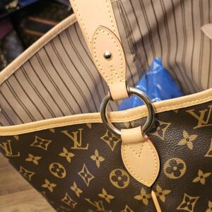 Open top with the strap ring and striped textile interior