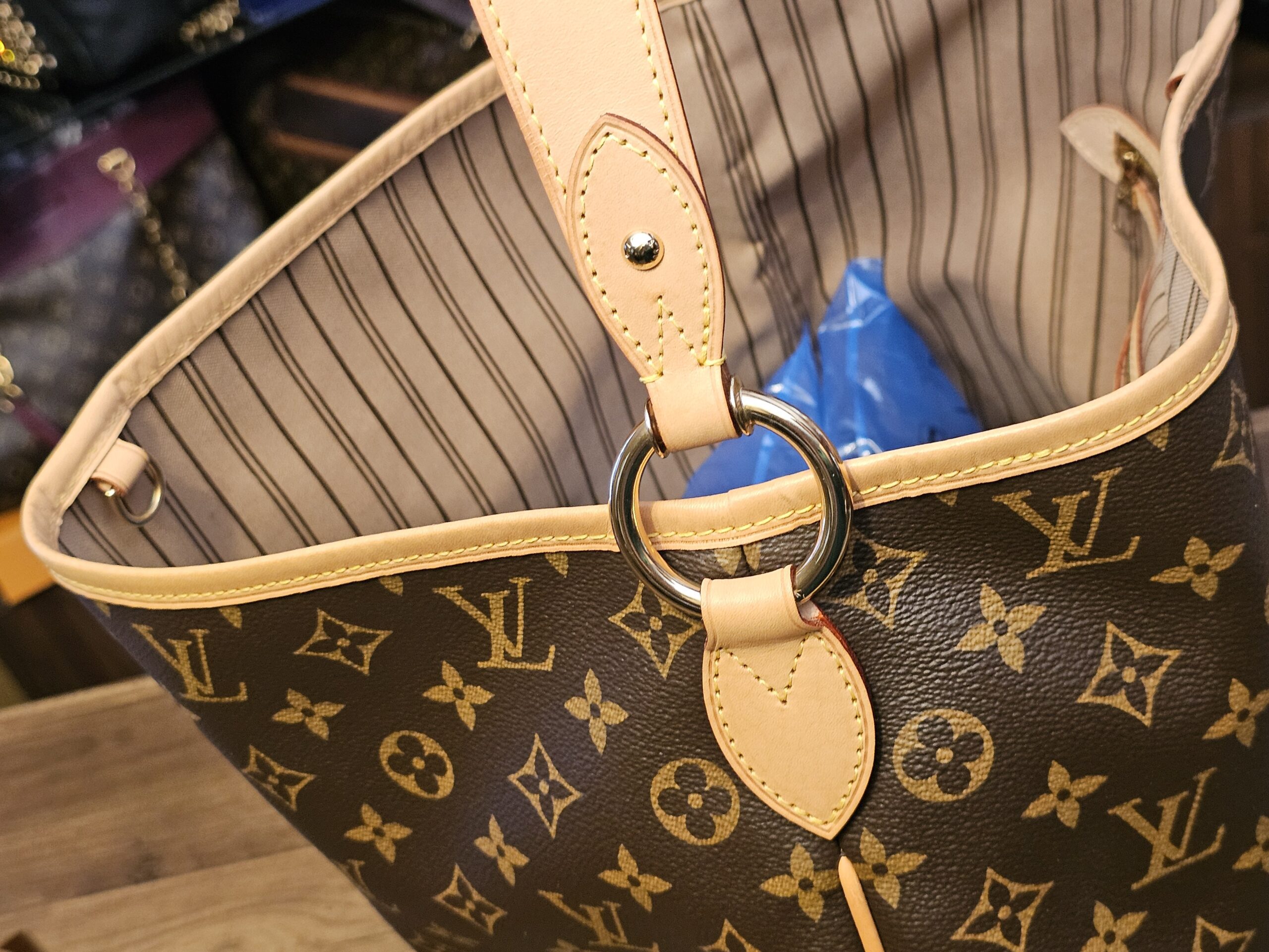 Open top with the strap ring and striped textile interior
