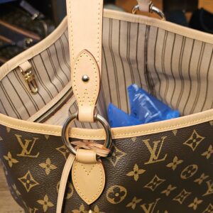 Strap ring and vachetta tab at the open top