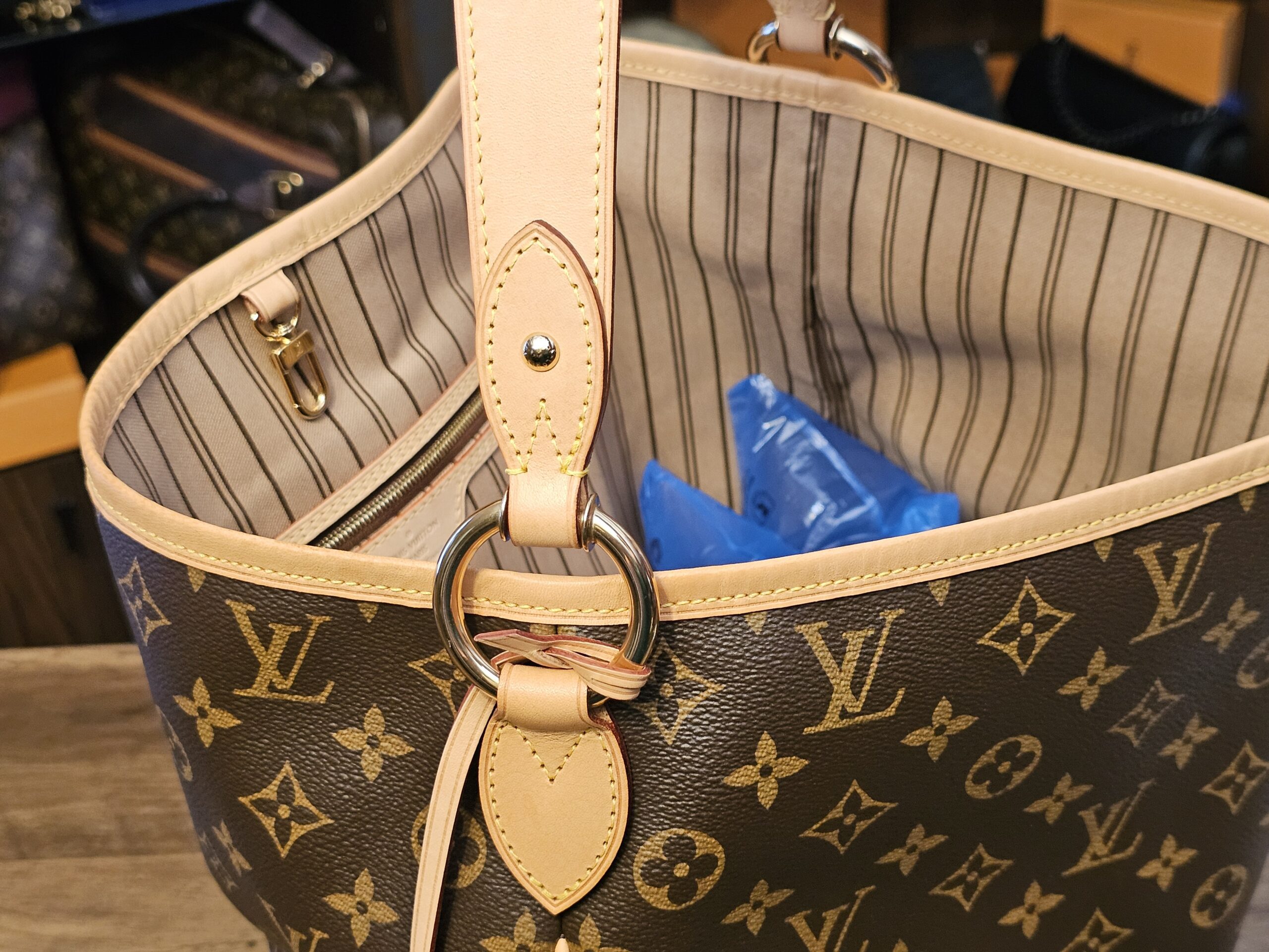 Strap ring and vachetta tab at the open top