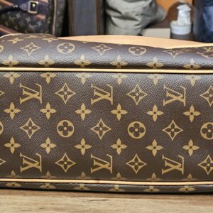 Base of the bag with vachetta piping