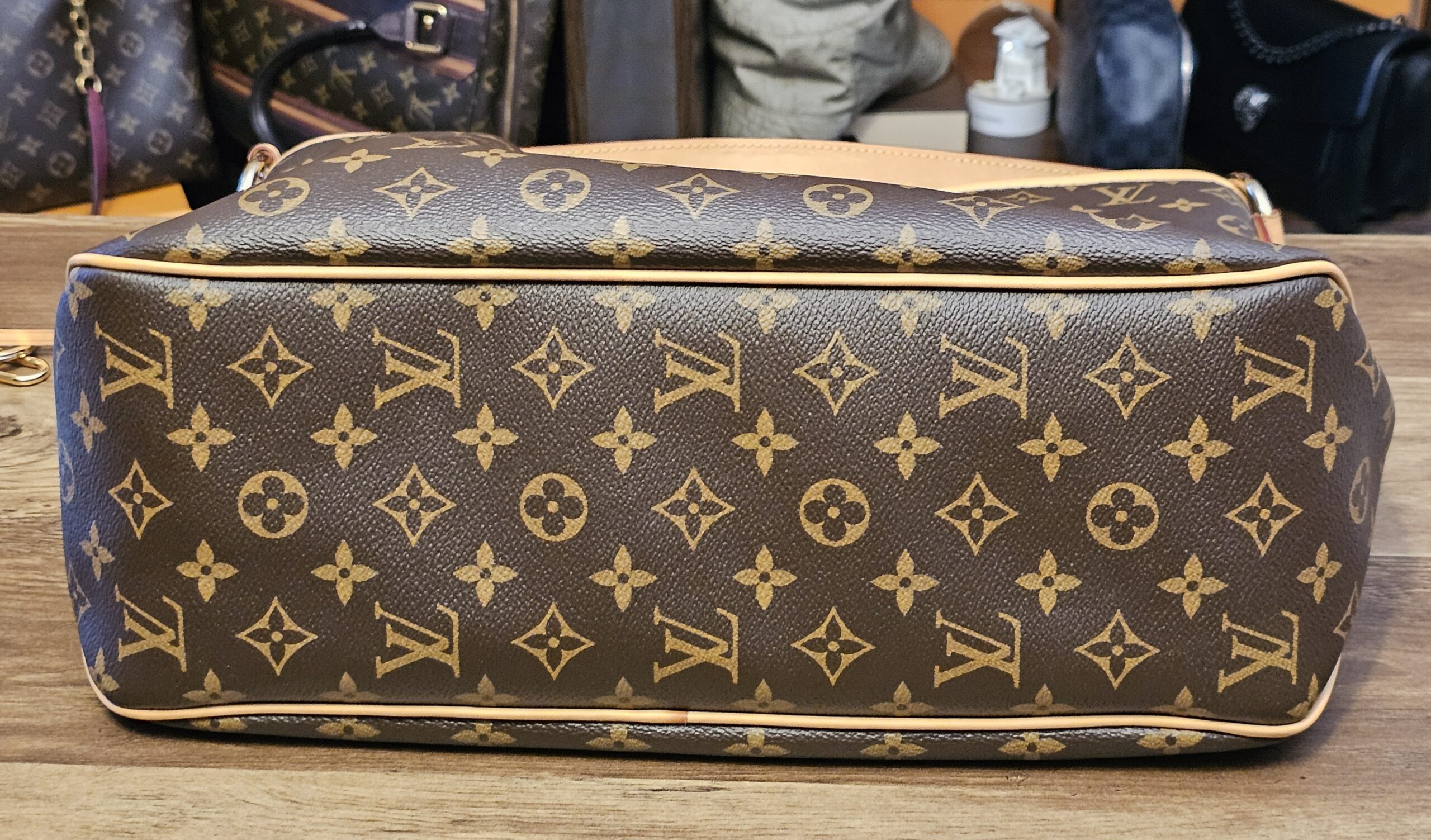 Base of the bag with vachetta piping