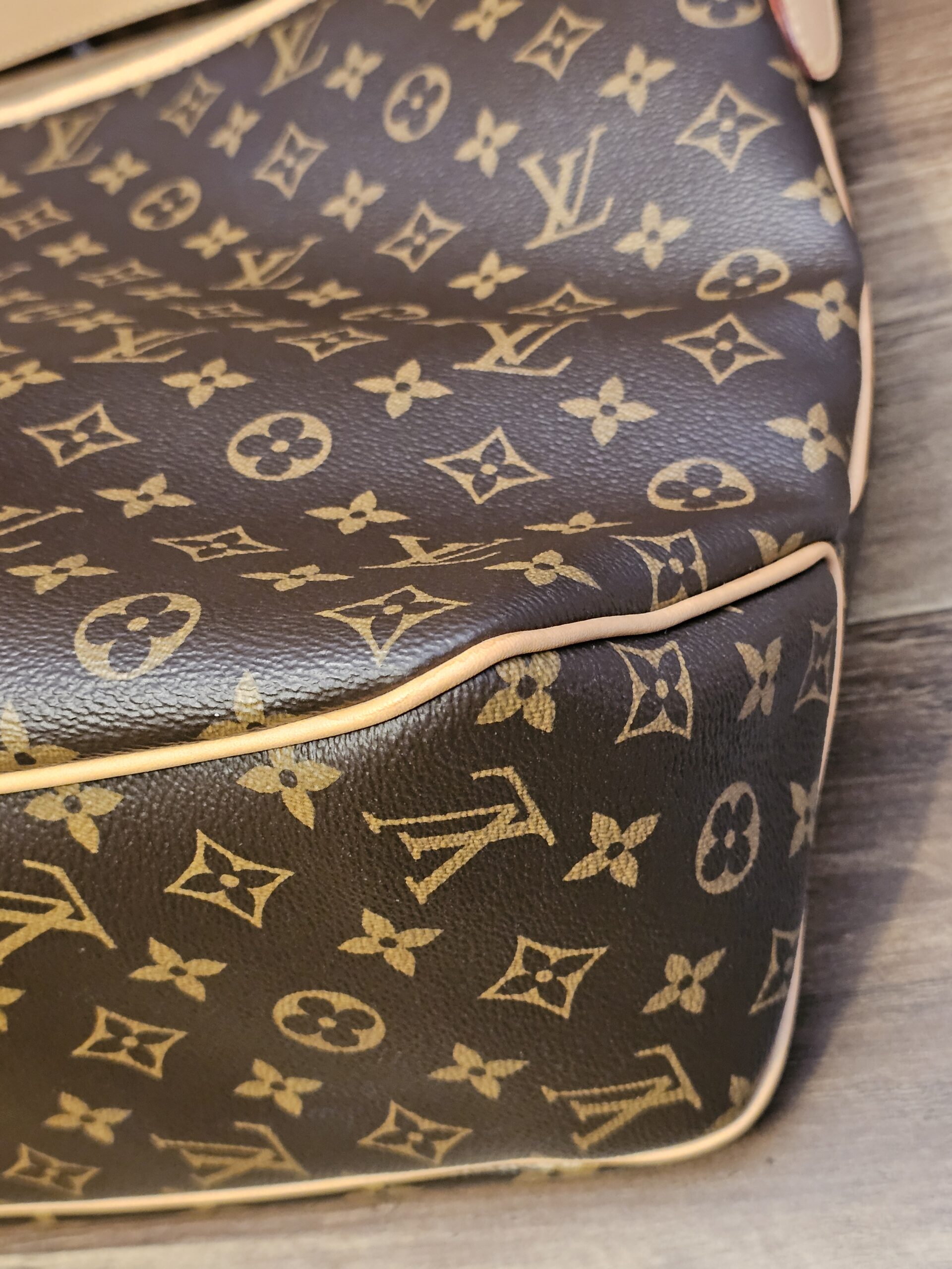Close up of a base corner showing the canvas and piping