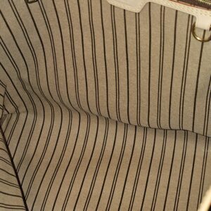 Interior zip pocket against the striped lining