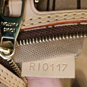 Engraved zip pull and date code RI0117 on the interior tab