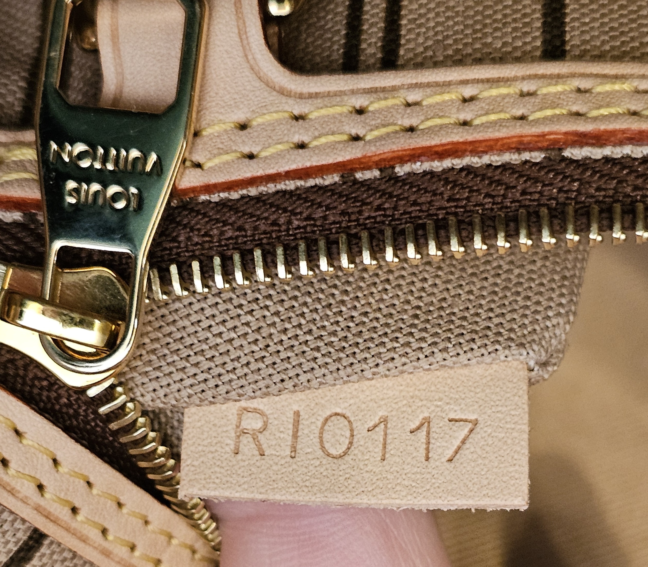 Engraved zip pull and date code RI0117 on the interior tab
