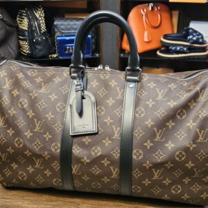 Front view with the luggage tag on the rolled handles